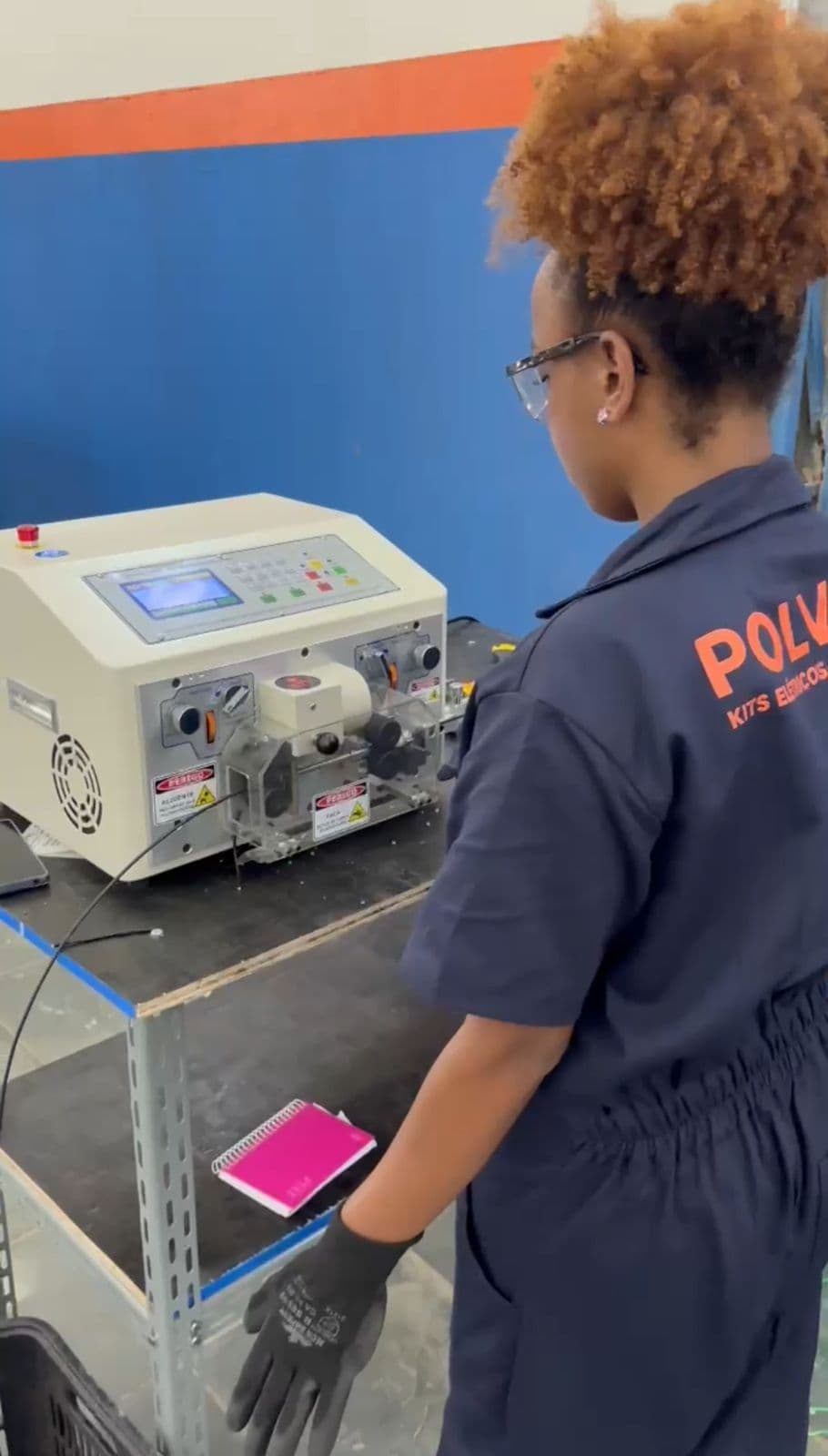 Operadora da Polvolt conduzindo a máquina de corte e decapagem de fios na fábrica